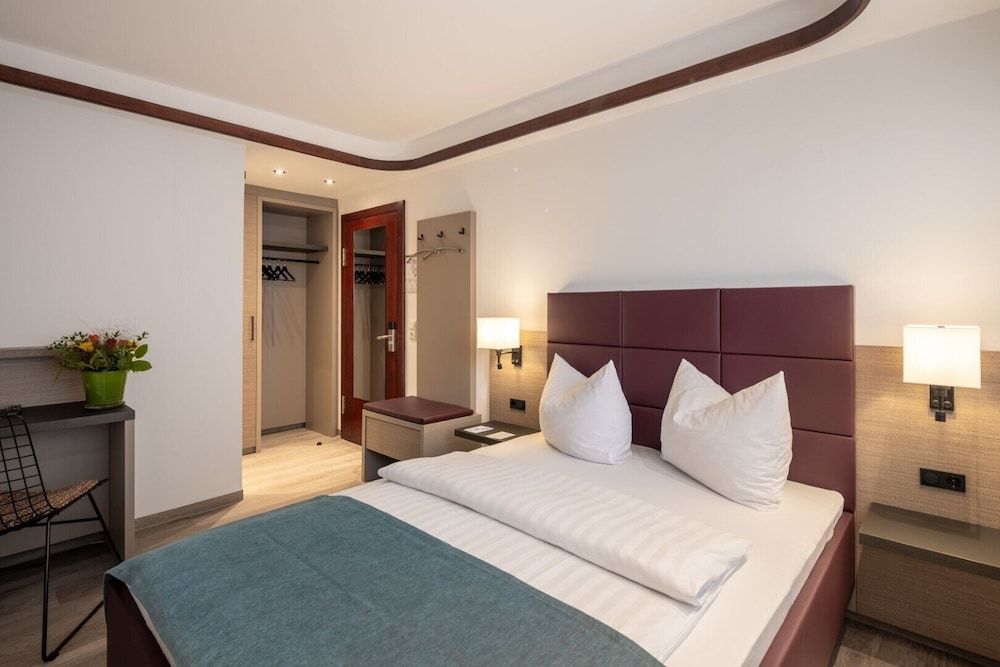 Hotel Gloria Classic Queen Room 2