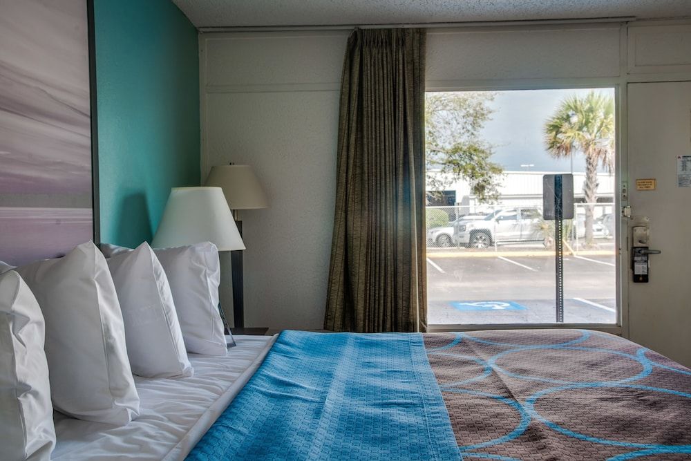 Deluxe Room, 1 King Bed, Accessible, Non Smoking (Tub with Grab Bars)