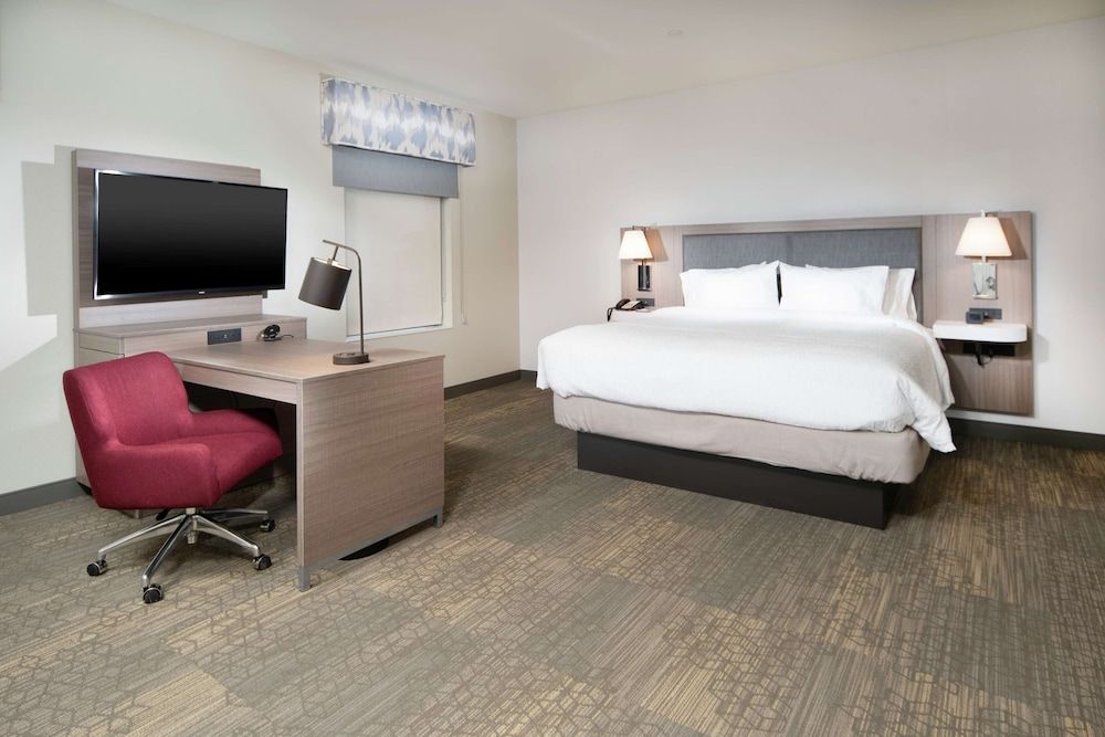 Suite, 1 King Bed, Accessible