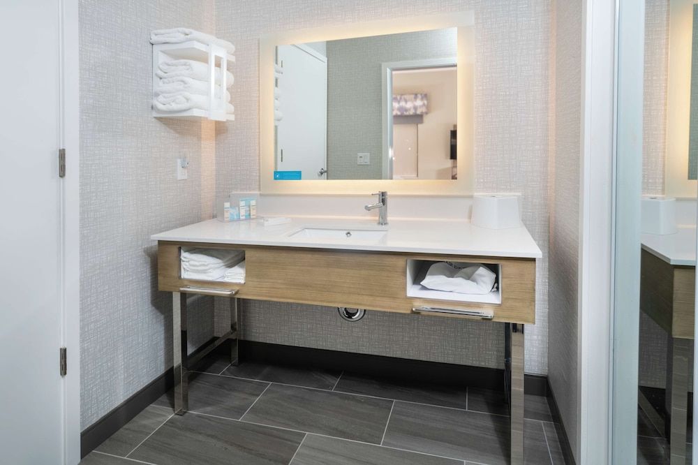 Studio, 1 King Bed, Refrigerator & Microwave (Wet bar)