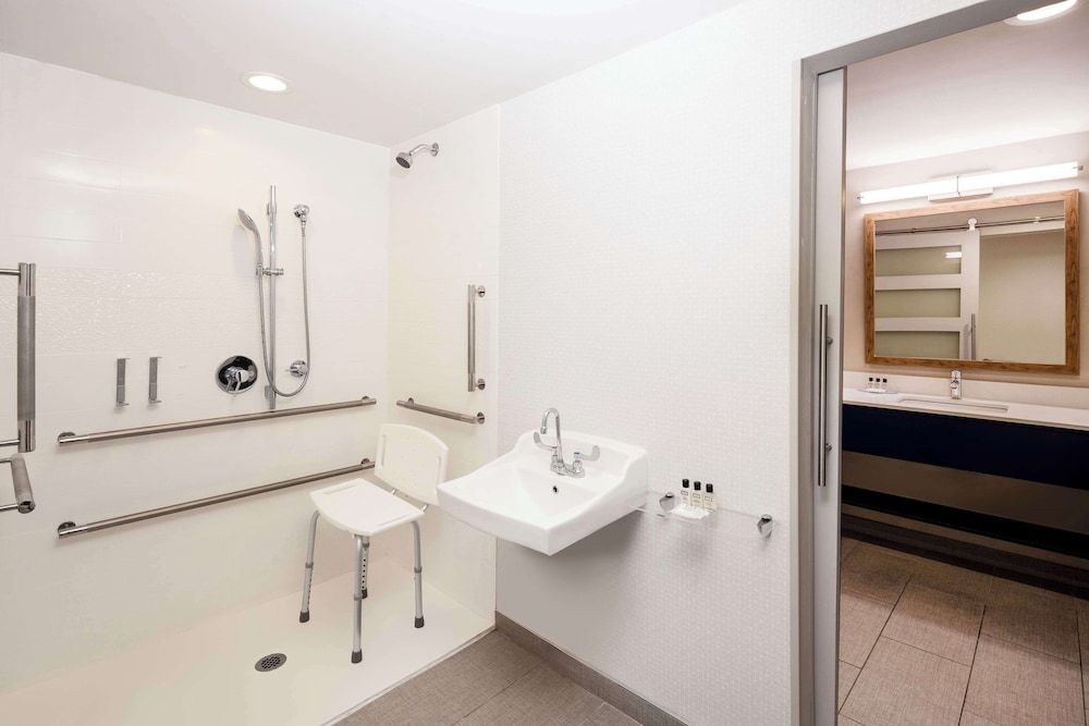 Aiden by Best Western Cape Cod - West Yarmouth Family Suite, Multiple Beds, Non Smoking (Shower Only) 23