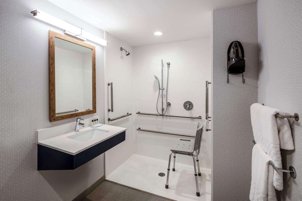 Aiden by Best Western Cape Cod - West Yarmouth Family Suite, Multiple Beds, Non Smoking (Shower Only) 19