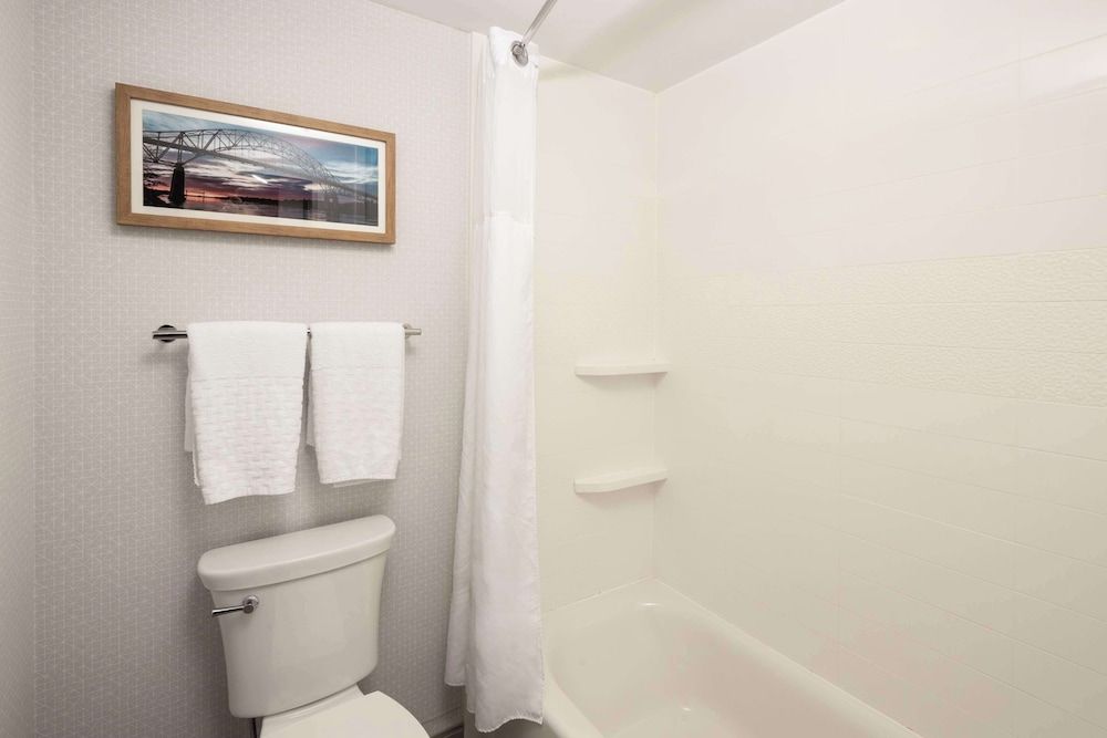 Aiden by Best Western Cape Cod - West Yarmouth Standard Room, 1 King Bed, Non Smoking (Shower Only) 4