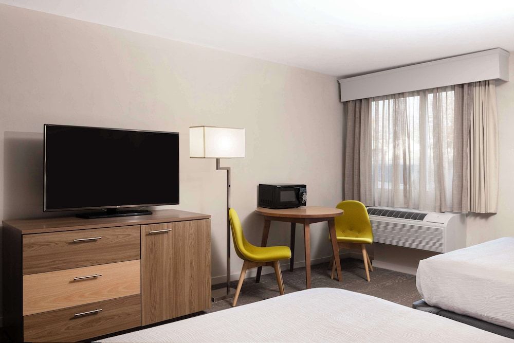 Aiden by Best Western Cape Cod - West Yarmouth Family Suite, Multiple Beds, Non Smoking (Shower Only) 25