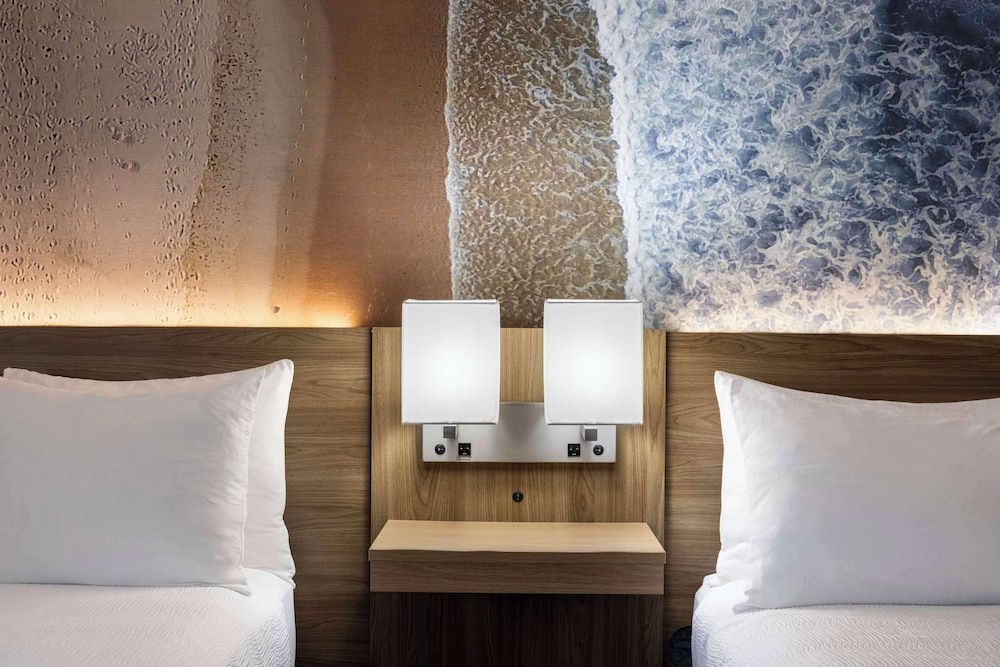 Aiden by Best Western Cape Cod - West Yarmouth Family Suite, Multiple Beds, Non Smoking (Shower Only) 9