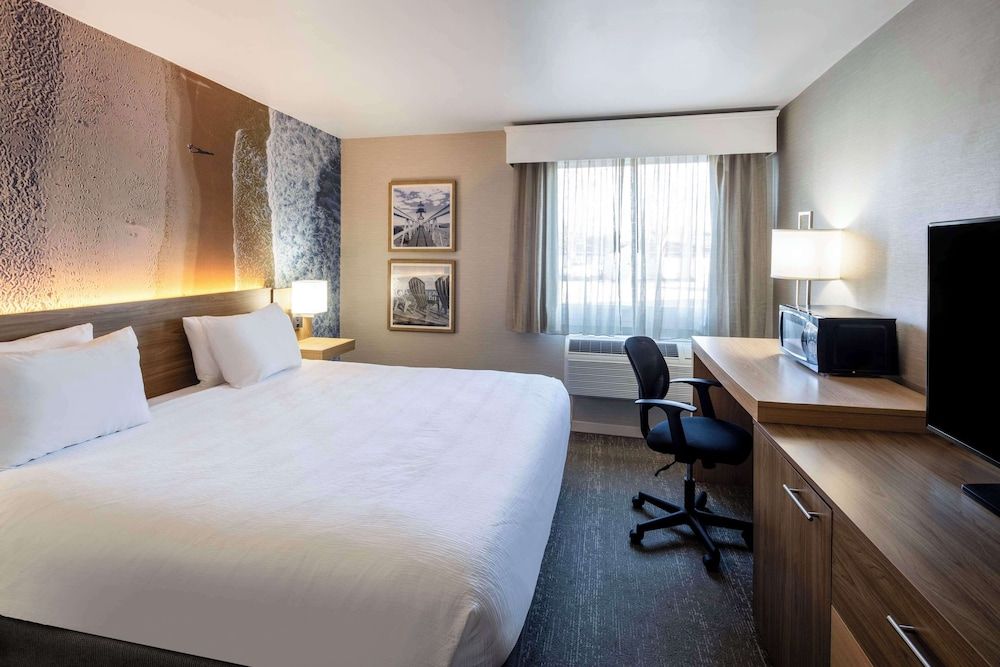 Aiden by Best Western Cape Cod - West Yarmouth Family Suite, Multiple Beds, Non Smoking (Shower Only) 4