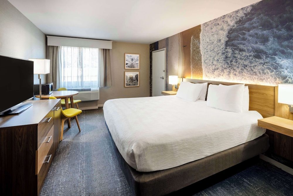 Aiden by Best Western Cape Cod - West Yarmouth Standard Room, 1 King Bed, Non Smoking (Shower Only) 2