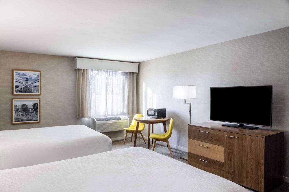 Aiden by Best Western Cape Cod - West Yarmouth Standard Room, 2 Queen Beds, Non Smoking 3