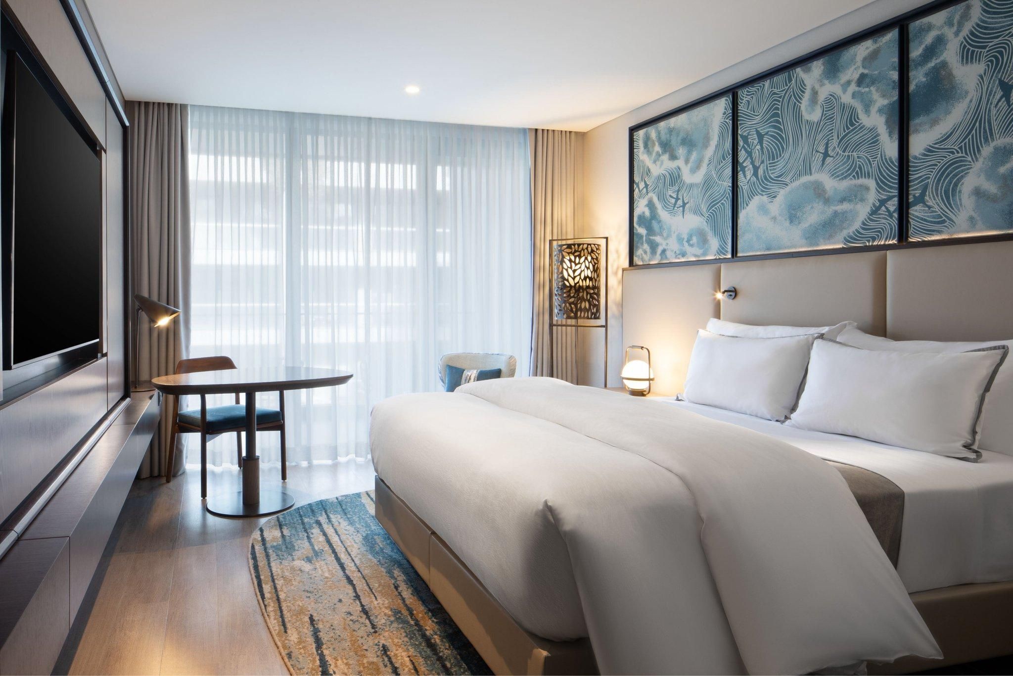 Deluxe Room w/Terrace, Guest room, 1 King, Courtyard view, Terrace