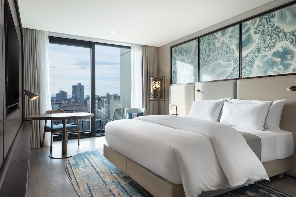 Deluxe Room, 1 King Bed, City View (Balcony)