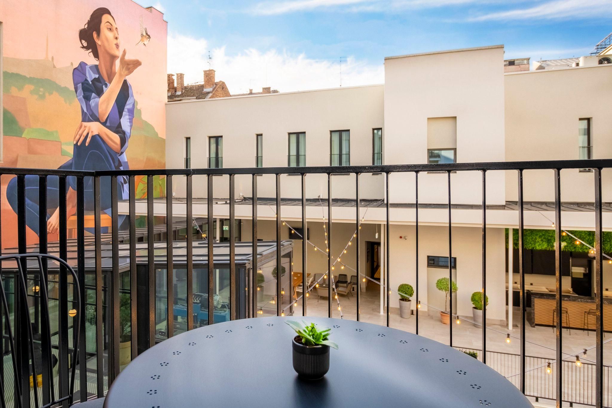 1 Queen Premium Balcony