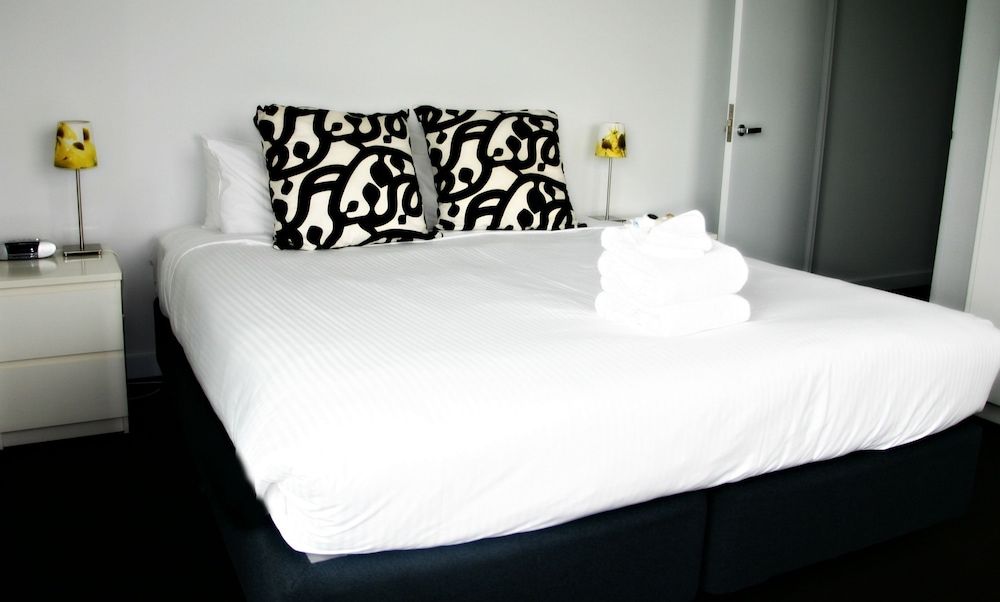 Docklands Private Collection of Apartments - Digital Harbour One Bedroom Apartment - Marina View 2