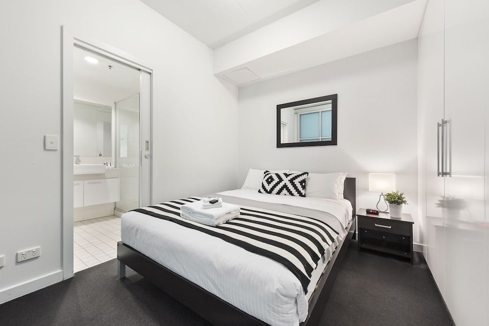 Docklands Private Collection of Apartments - Digital Harbour One Bedroom Apartment - Marina View 5