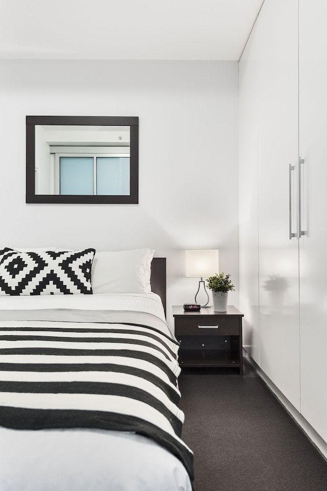 Docklands Private Collection of Apartments - Digital Harbour One Bedroom Apartment - Marina View 4