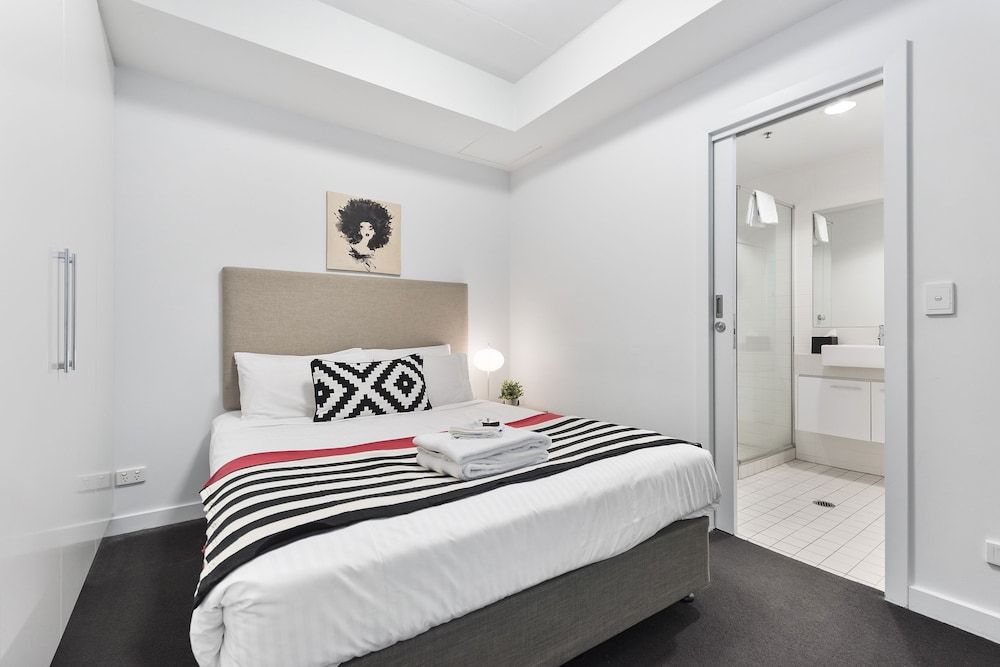 Docklands Private Collection of Apartments - Digital Harbour One Bedroom Apartment - Marina View 3