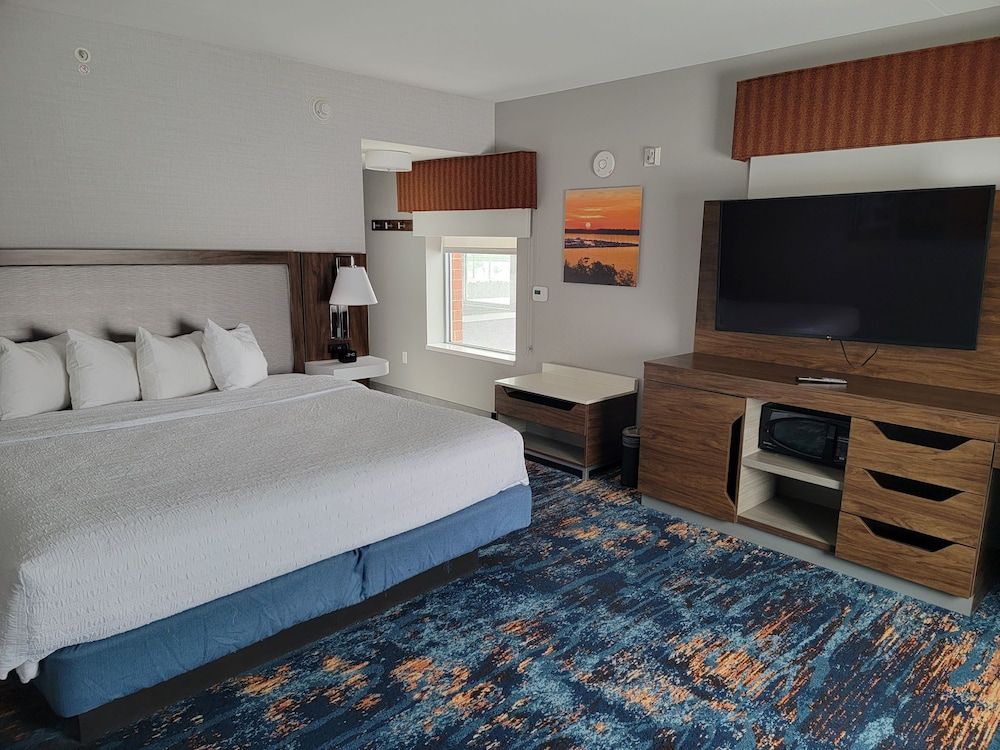 Room, 1 King Bed, Refrigerator & Microwave