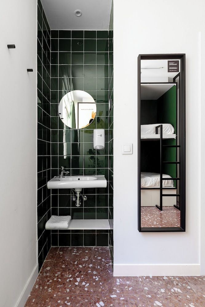 2060 The Newton Hostel & Market City Triple Room, Private Bathroom 2