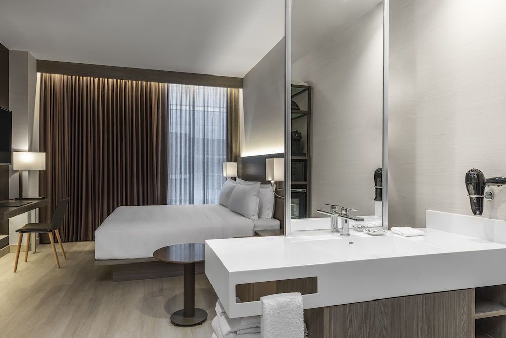 Basic Room, 1 King Bed