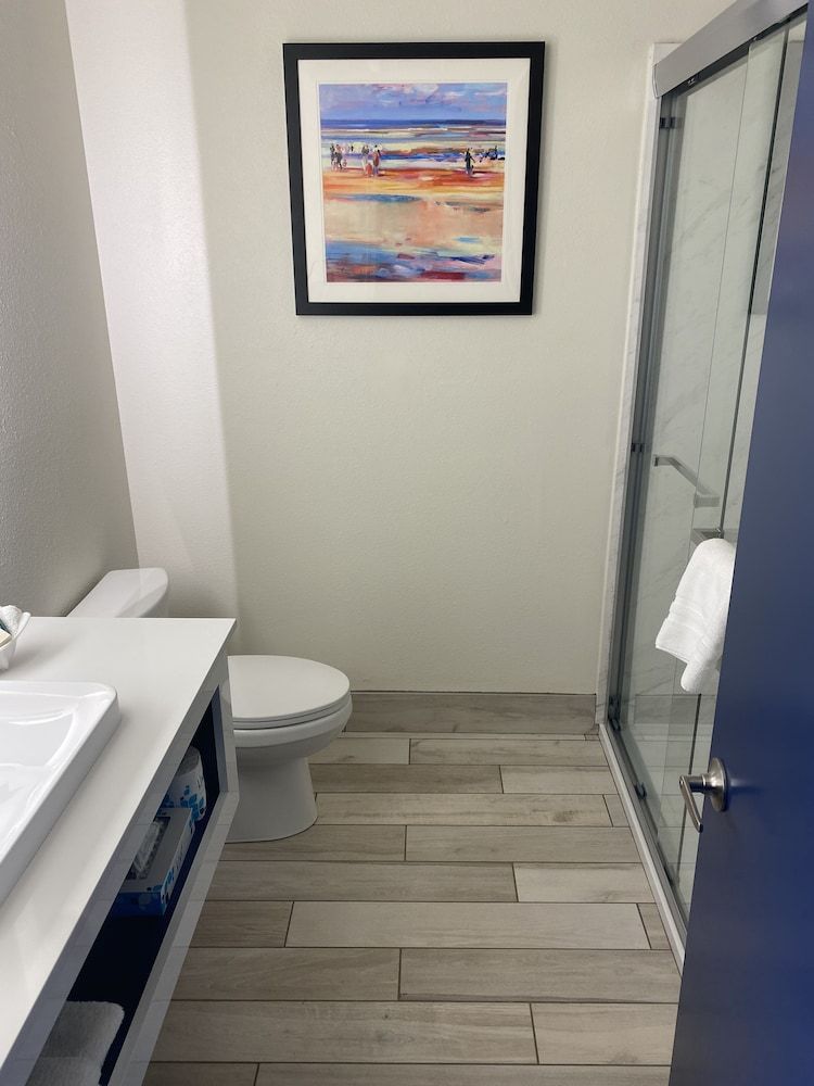 Bandon Inn Standard Room, 1 King Bed, Bay View (East King - Non-Pet) 4