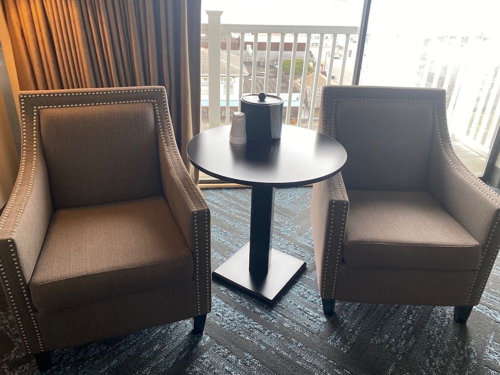 Bandon Inn Standard Room, 1 King Bed, Bay View (East King - Non-Pet) 10