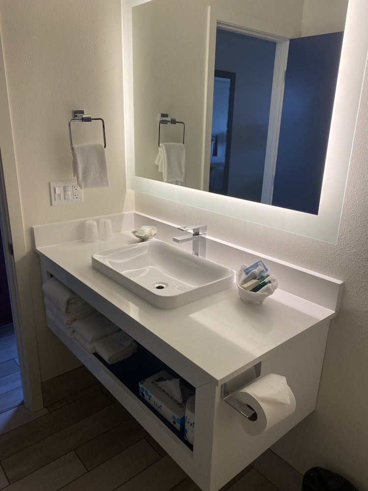 Bandon Inn Standard Room, 1 King Bed, Bay View (East King - Non-Pet) 5