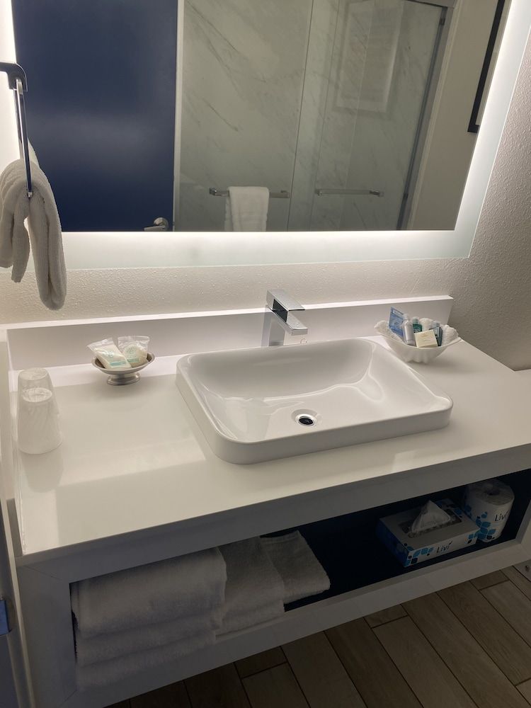 Bandon Inn Standard Room, 1 King Bed, Bay View (East King - Non-Pet) 6