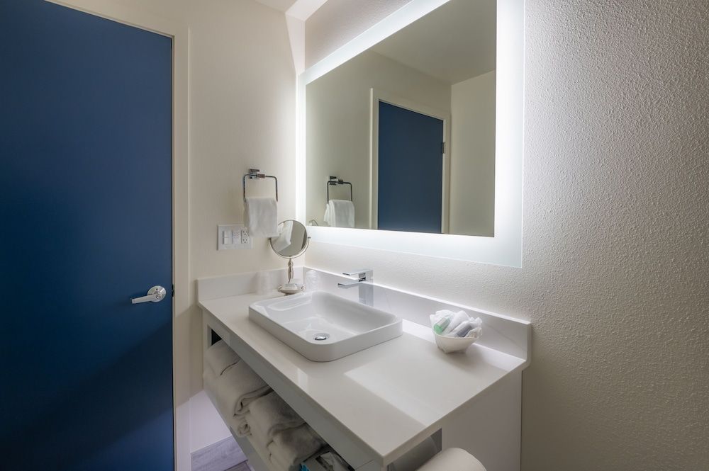 Bandon Inn Standard Room, 1 King Bed (West King - Non-Pet) 3