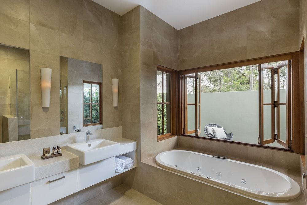 Spicers Vineyards Estate Luxury Spa Suite 2