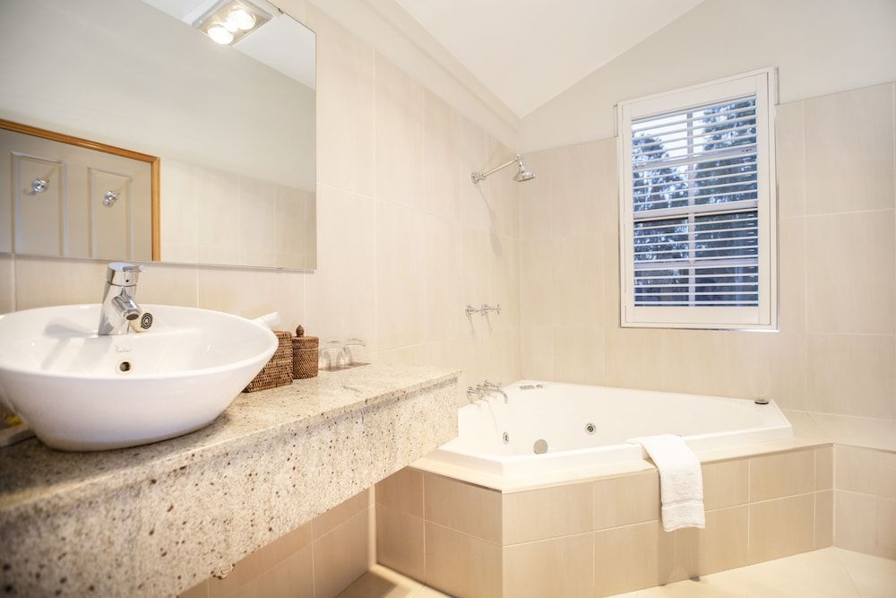 Spicers Vineyards Estate King Spa Terrace Room 3