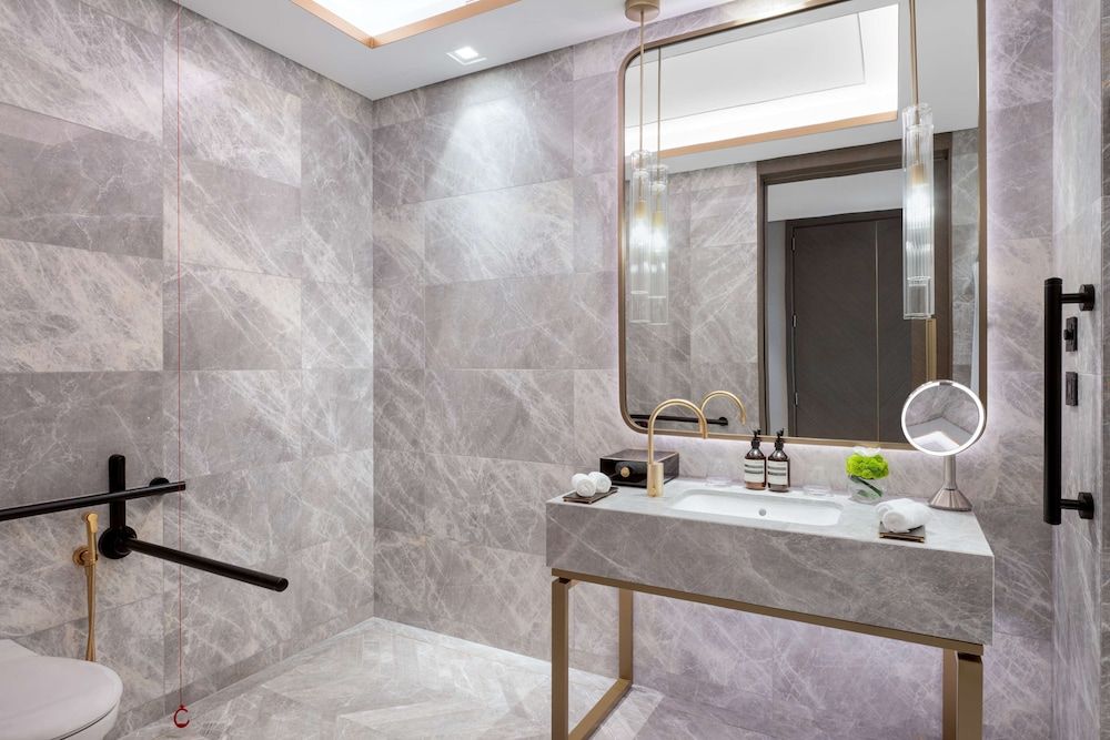 Waldorf Astoria Kuwait Deluxe Room, 1 King Bed, Accessible 5