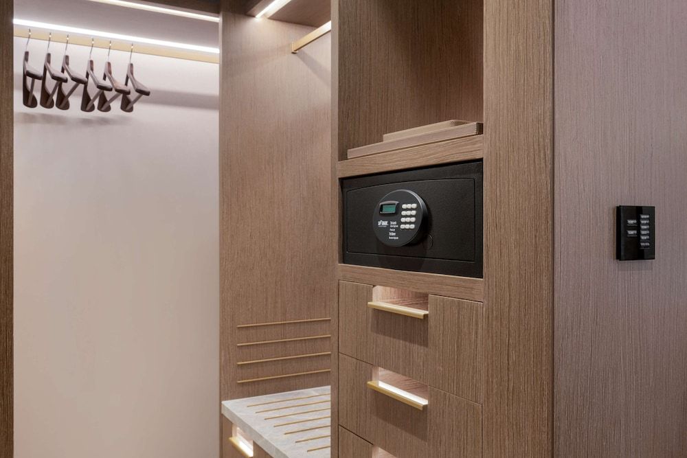 Waldorf Astoria Kuwait Deluxe Room, 2 Queen Beds 14