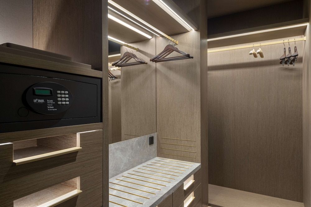 Waldorf Astoria Kuwait Deluxe Room, 2 Queen Beds 13