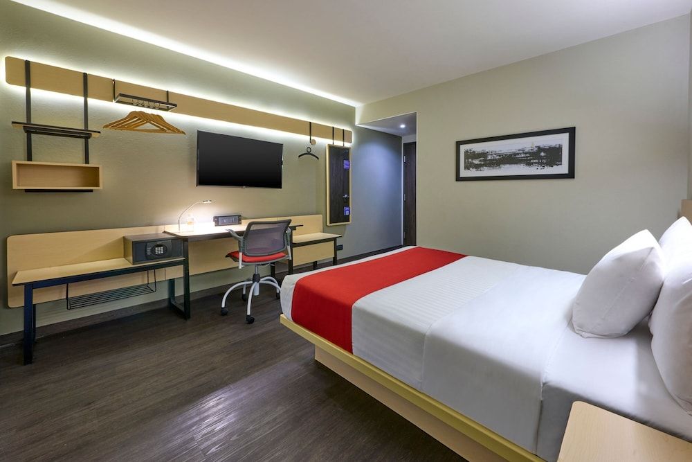 City Express by Marriott Ciudad de México La Villa Room, 1 Queen Bed 5