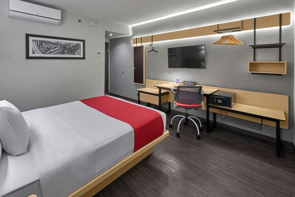 City Express by Marriott Ciudad de México La Villa Room, 1 Queen Bed 9