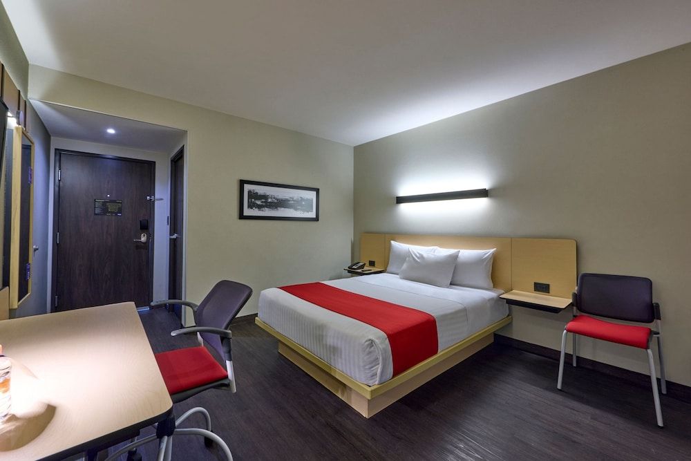 City Express by Marriott Ciudad de México La Villa Room, 1 Queen Bed 3