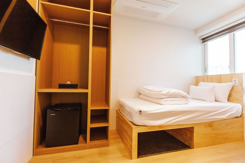 Step Inn Myeongdong 2 - Hostel Twin Room, City View (Window) 3