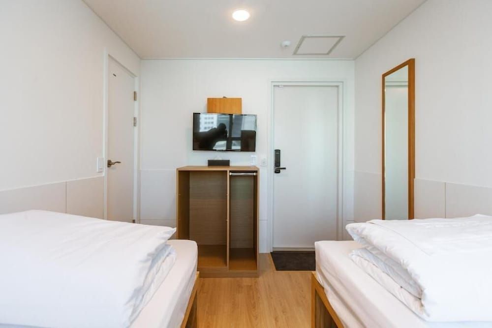 Step Inn Myeongdong 2 - Hostel Twin Room, City View (Window) 5