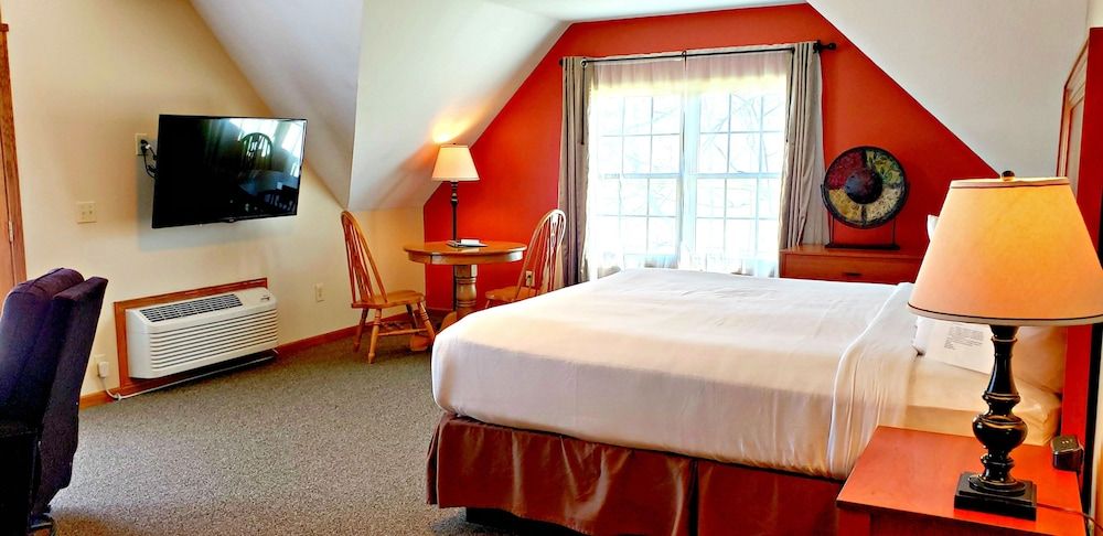 Berlin Heritage Inn Deluxe Room, 1 King Bed, Jetted Tub, Annex Building 3