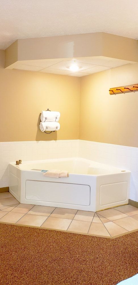 Berlin Heritage Inn Deluxe Room, 1 King Bed, Non Smoking, Jetted Tub 9