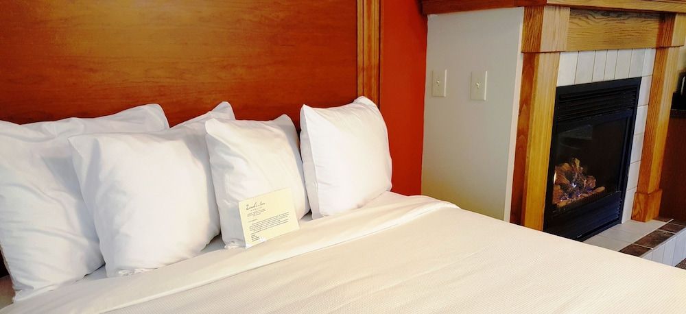 Deluxe Room, 1 Queen Bed, Jetted Tub, Annex Building