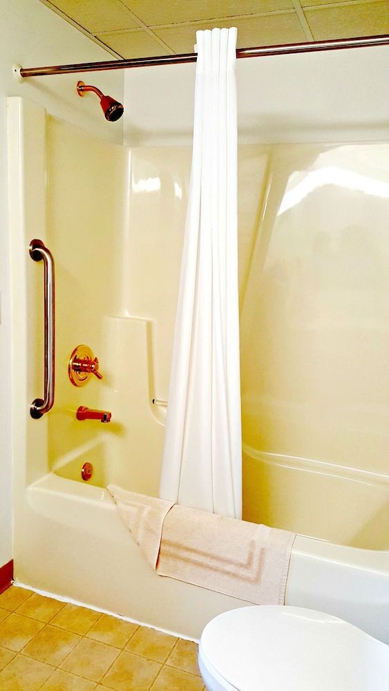 Berlin Heritage Inn Deluxe Room, 1 King Bed, Non Smoking, Jetted Tub 8