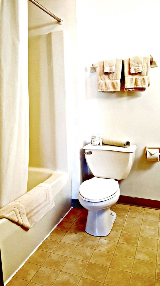 Berlin Heritage Inn Deluxe Room, 1 King Bed, Non Smoking, Jetted Tub 6