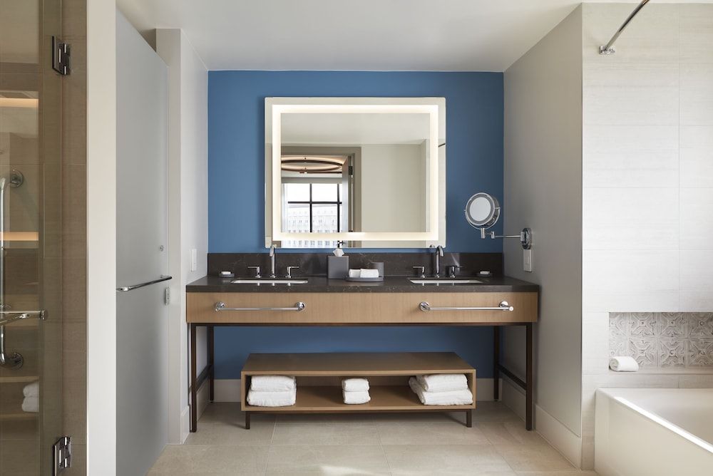 Grand Suite, Corner