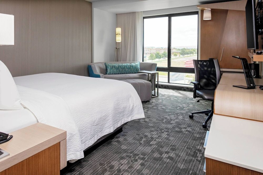 Room, 1 King Bed with Sofa bed, City View (Mobility/Hearing Accessible, Tub)