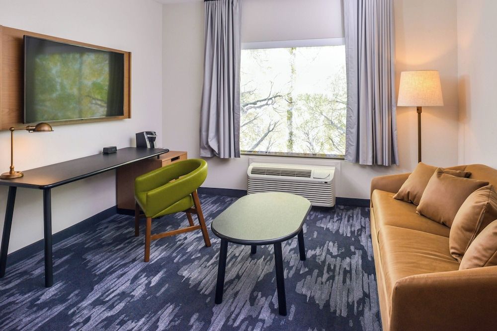 Suite, 1 King Bed (Hearing Accessible)