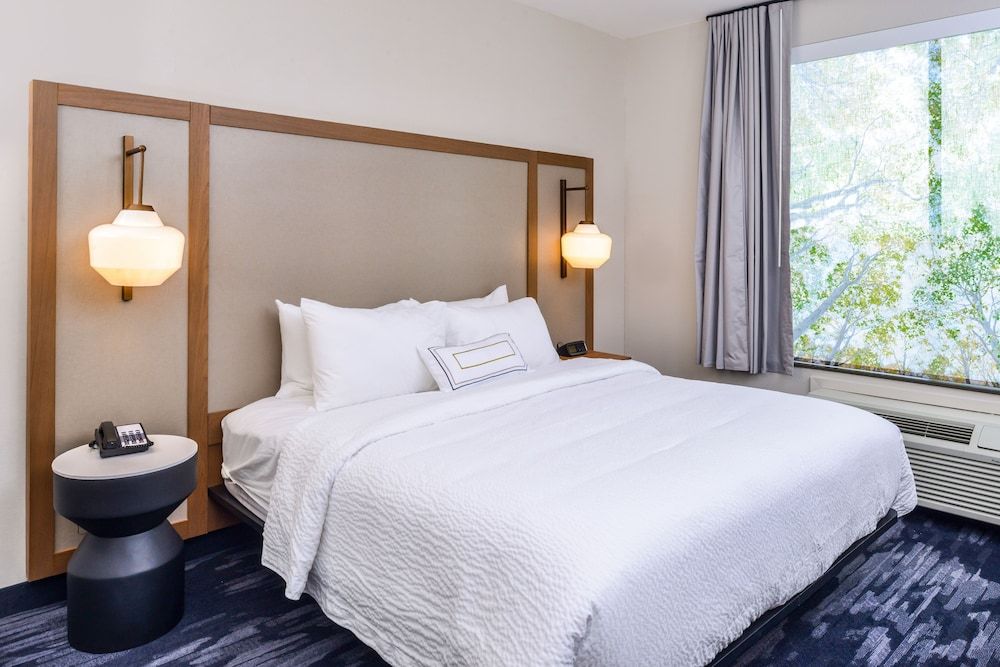 Room, 1 King Bed (Mobility/Hearing Access, Roll-In Shwr)