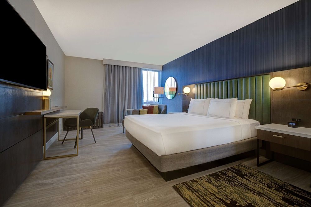 Studio Suite, 1 King Bed, Accessible (Roll-In Shower, Mobility/Hearing)