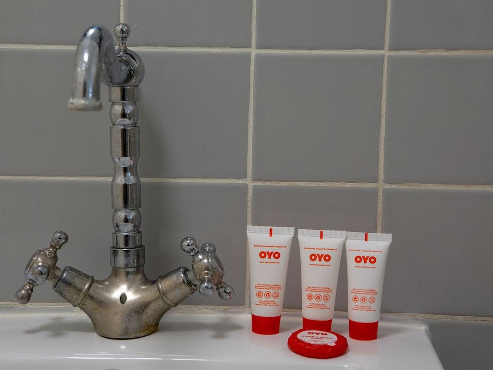 Hotel Richmond Hill ON North Room, 1 Queen Bed 6