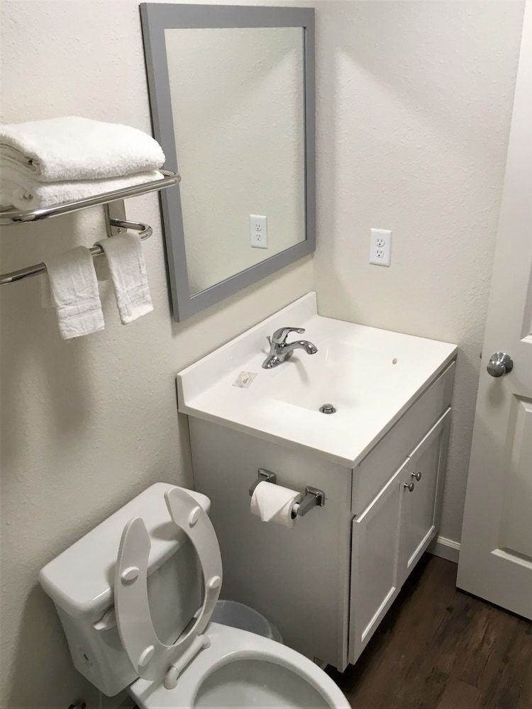 Stay Plus Extended Stay Suites Single Room, 1 King Bed 7