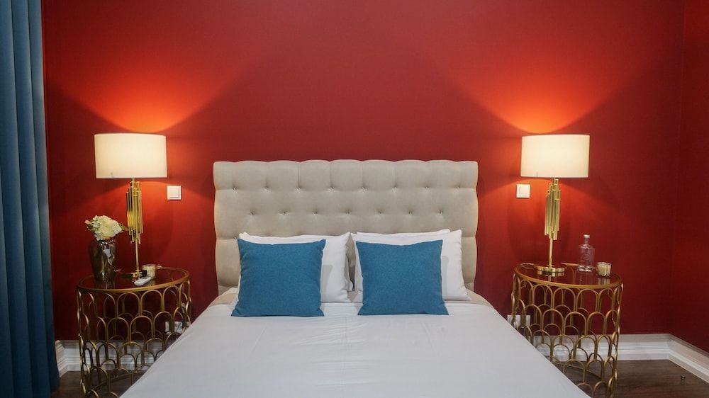 Studio, 1 Queen Bed with Sofa bed (Red)